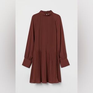 Knee-length, A-line dress in pleated chiffon. Size L H&M